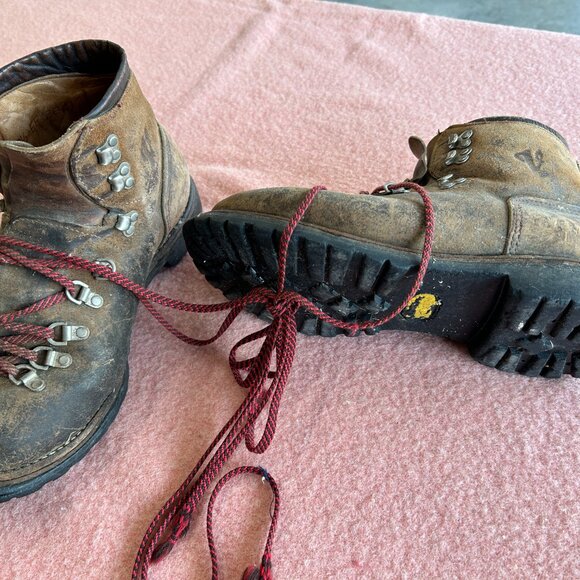 VASQUE HIKING BOOTS - size 9 1/2 - Picture 2 of 10